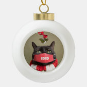 コロナウイルスのフェイスマスクのユーモアの中の猫 セラミックボールオーナメント (正面)