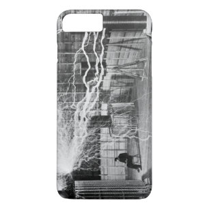 コロラドスプリングスの彼の実験室のニコラ・テスラ、1899. iPhone 8 PLUS/7 PLUSケース