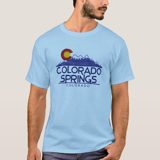 コロラドスプリングスの木々と山のTシャツ Tシャツ (正面)