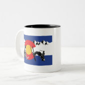 コロラド州のスノーモバイル·アンド·スキーヤー ツートーンマグカップ (正面左)