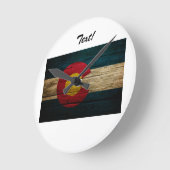 コロラド州の旗の素朴で古い木 ラウンド壁時計 (傾斜)