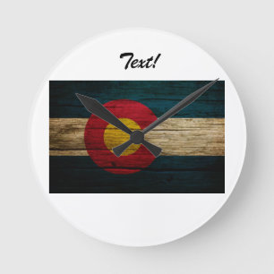 コロラド州の旗の素朴で古い木 ラウンド壁時計