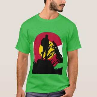 コロラド州の旗を背景にしたマウンテンクライマーのシルエット Tシャツ