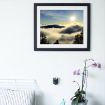 コロラド州の春上空の雲の上に昇る太陽。