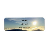 コロラド州の春上空の雲の上に昇る太陽。 ラベル (正面)