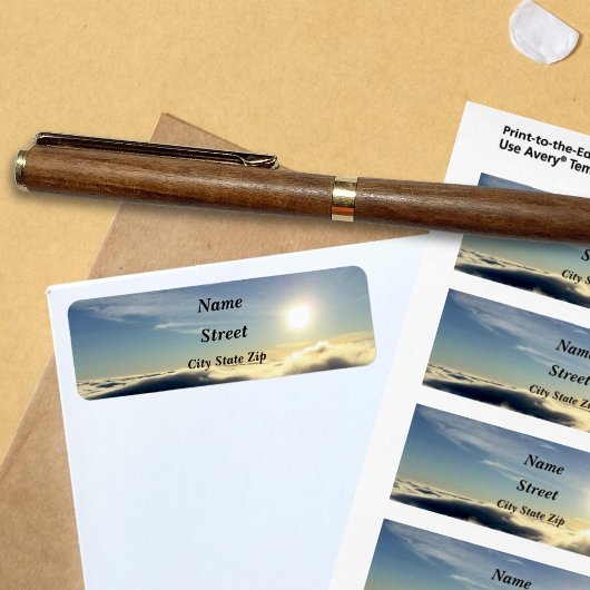 コロラド州の春上空の雲の上に昇る太陽。 ラベル