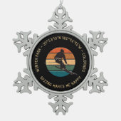 コロラド州スキーウィンターパーク – マンスキーヤー、イエロー文字 スノーフレークピューターオーナメント (正面)