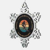 コロラド州スキースノーマス – マンスキーヤー、イエロー文字 スノーフレークピューターオーナメント (右)