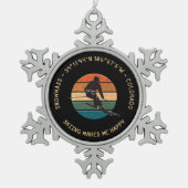 コロラド州スキースノーマス – マンスキーヤー、イエロー文字 スノーフレークピューターオーナメント (正面)