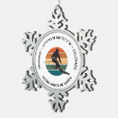 コロラド州スキースノーマス – マンスキーヤー、ブラック文字 スノーフレークピューターオーナメント (右)