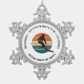 コロラド州スキースノーマス – マンスキーヤー、ブラック文字 スノーフレークピューターオーナメント (正面)