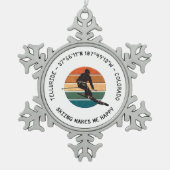 コロラド州スキーテルライド – マンスキーヤー、ブラック文字 スノーフレークピューターオーナメント (正面)