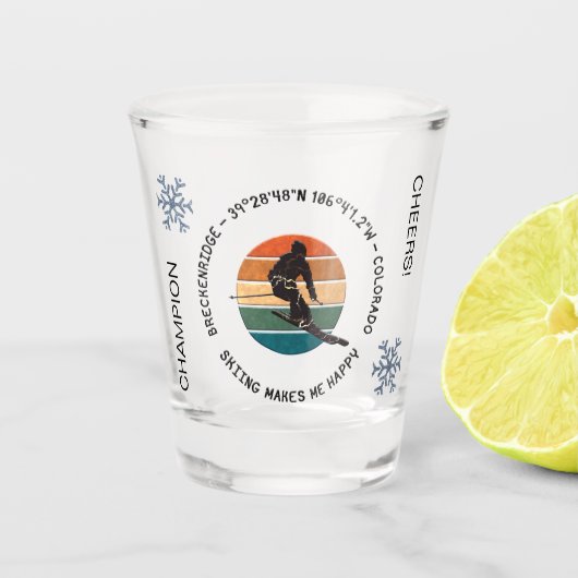 コロラド州スキーブリッケンリッジ – マンスキーヤー、ブラック文字 ショットグラス (正面)