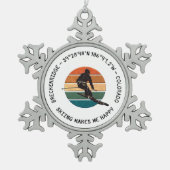 コロラド州スキーブリッケンリッジ – マンスキーヤー、ブラック文字 スノーフレークピューターオーナメント (正面)