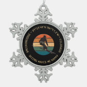 コロラド州スキーブリッケンリッジ – マンスキーヤー、金ゴールド文字 スノーフレークピューターオーナメント (正面)