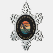 コロラド州ブリッケンリッジ – ウィメンスキーヤー、金ゴールド文字 スノーフレークピューターオーナメント (右)