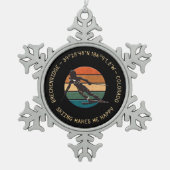 コロラド州ブリッケンリッジ – ウィメンスキーヤー、金ゴールド文字 スノーフレークピューターオーナメント (正面)