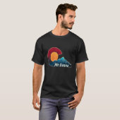 コロラド州旗とマウンテンスタイルの山エバンス Tシャツ (正面フル)