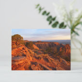 コロラド・ナショナル・モニュメントのグランドビュー・トレイルでの日の出 (スタンド正面)