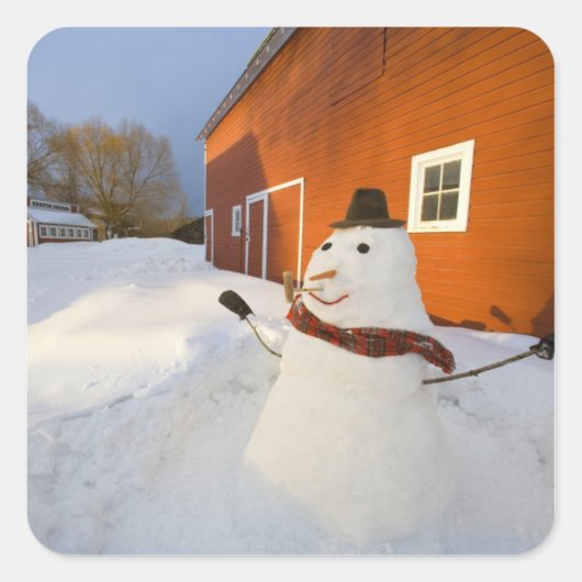 コロンビアフォールズの赤い納屋の前の雪だるま スクエアシール (正面)
