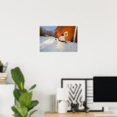 コロンビアフォールズの赤い納屋の前の雪だるま ポスター (ホームオフィス)