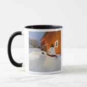 コロンビアフォールズの赤い納屋の前の雪だるま マグカップ (左)