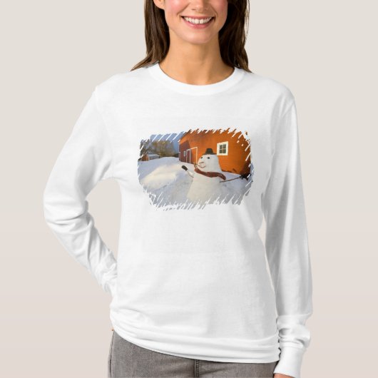 コロンビアフォールズの赤い納屋の前の雪だるま Tシャツ (正面)