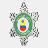コロンビア国旗のクリスマスエンジェルAbuela Name Year スノーフレークピューターオーナメント (右)