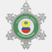コロンビア国旗のクリスマスエンジェルAbuela Name Year スノーフレークピューターオーナメント (正面)