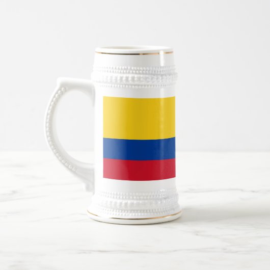 コロンビア国旗を掲げたマグカップ ビールジョッキ (左)