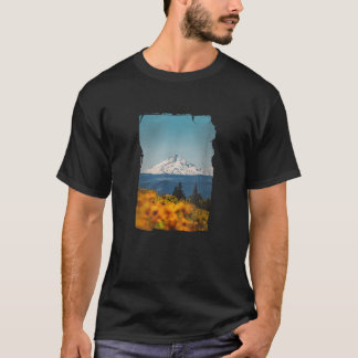 コロンビア川峡谷から見たMt Hoodとヒマワリ Tシャツ