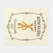 コワルスキーベーカリー – ボウトルックル フリースブランケット (正面(横))