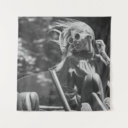 コンかわいらしバーチブルカーの女性 タペストリー (正面)