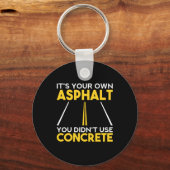 コンクリートワーカー – それは独自のアスファルト キーホルダー (正面)