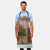 コンクリート壁の赤花弁花 エプロン (着用した状態)