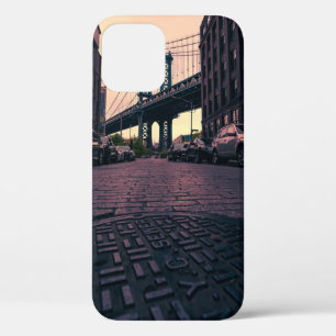 コンクリート車道脇の灰色建物 iPhone 12ケース
