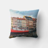 コンクリ赤と白ート建物 クッション (裏面)