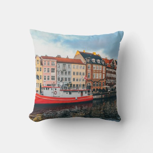 コンクリ赤と白ート建物 クッション (正面)