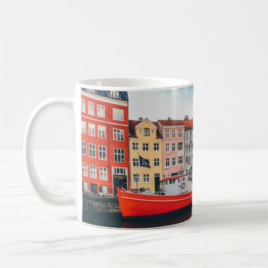 コンクリ赤と白ート建物 コーヒーマグカップ (左)