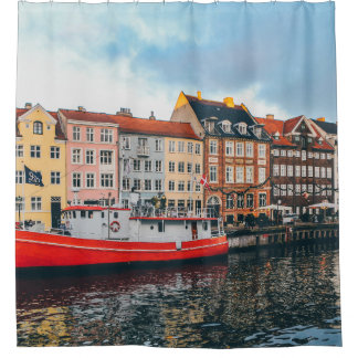 コンクリ赤と白ート建物 シャワーカーテン