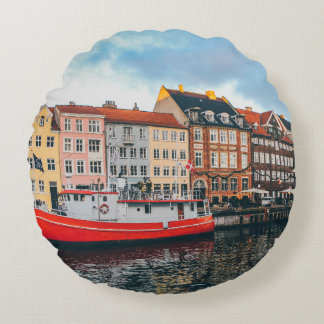 コンクリ赤と白ート建物 ラウンドクッション