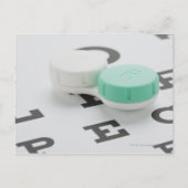 コンタクトレンズケースの眼科チャート上でのスタジオ撮影 ポストカード (正面)