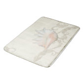 コンチシェルとサンゴの赤面の巻物が木に広がる バスマット (アングル)