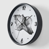 コンチシェルスケッチ – グレーと白のシェード 壁時計 (傾斜)