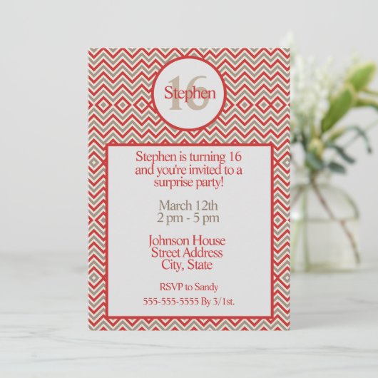 コンテンポラリージグザグレッドホワイトとタン誕生日 招待状 (スタンド正面)