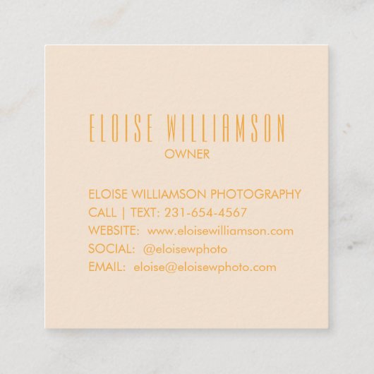 コンテンポラリートレンディーシックはっきりしたタイポグラフィイエロー スクエア名刺 (裏面)