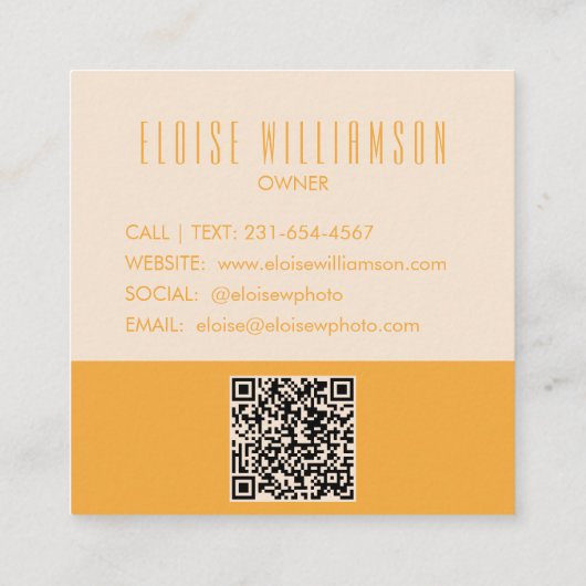 コンテンポラリートレンディーシックはっきりしたタイポグラフィイエローQR スクエア名刺 (裏面)