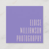 コンテンポラリートレンディーシックはっきりしたタイポグラフィパープル スクエア名刺 (正面)