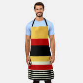 コントラストイエロー（赤） エプロン (着用した状態)