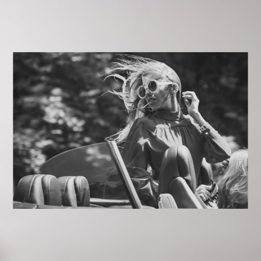 コンバーチかわいらしブル車の女性 ポスター (正面)